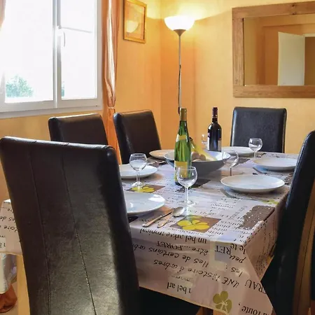 4 Bedroom Cozy In Port-en-bessin-huppain *
