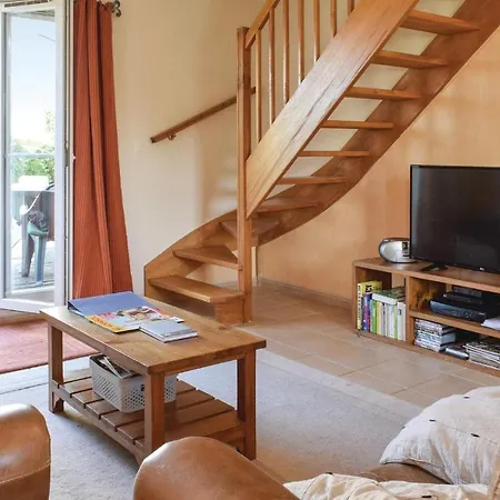 4 Bedroom Cozy In Port-en-bessin-huppain